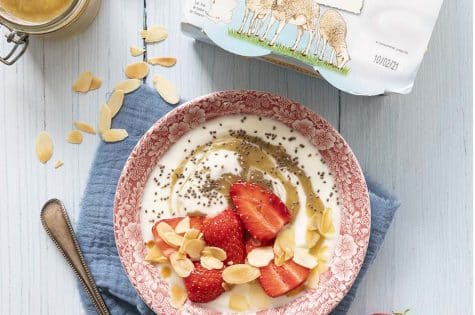 Yaourt fraises, rhubarbe et amandes