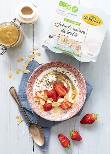 Yaourt fraises, rhubarbe et amandes